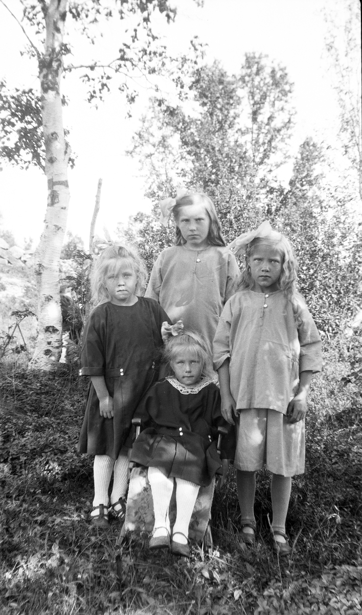 Portrett av fire barn utendørs.