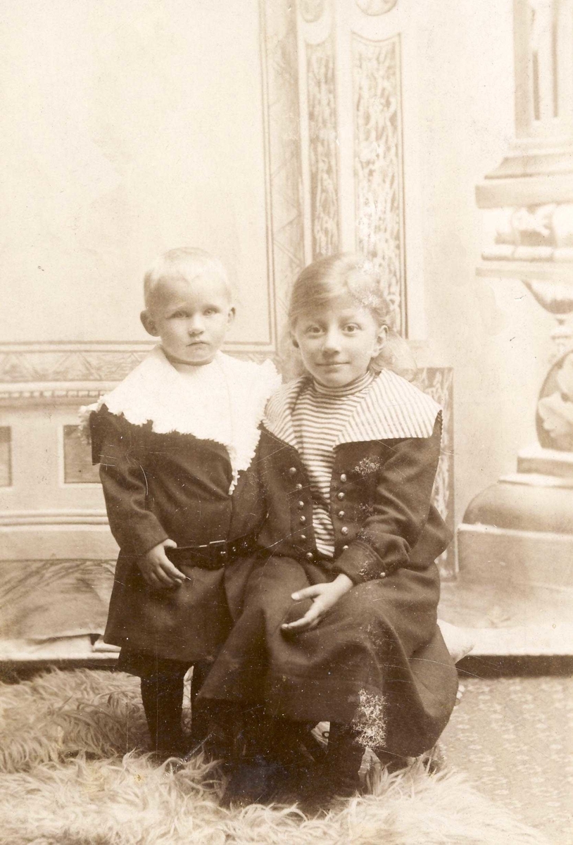 Søsknene Aage og Mathilde Esbensen ca 1902 i Vadsø.