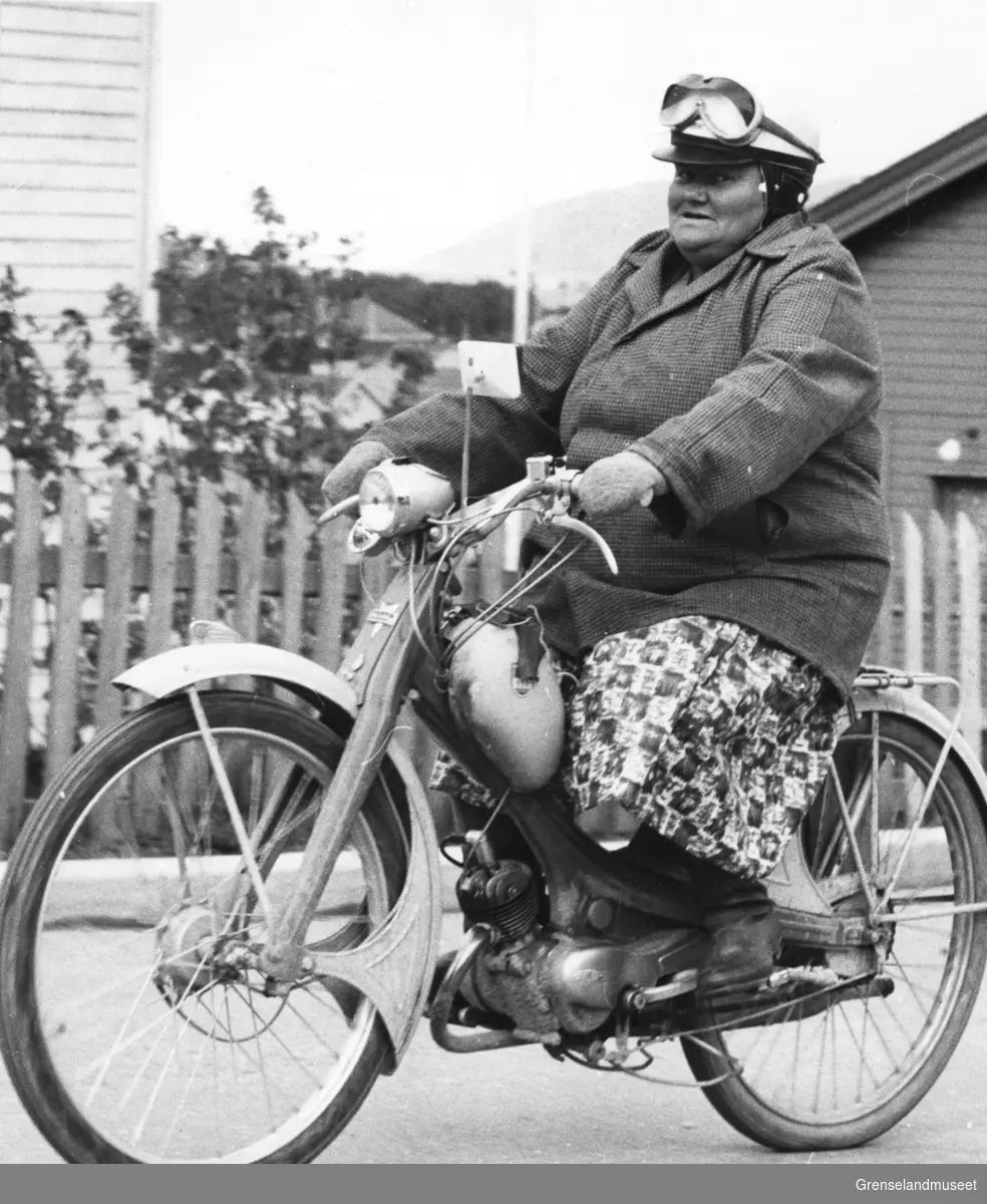Maila Iversen (gift Lundell) på sin moped NSU Quickley, Kirkenes på 50-60-tallet.
