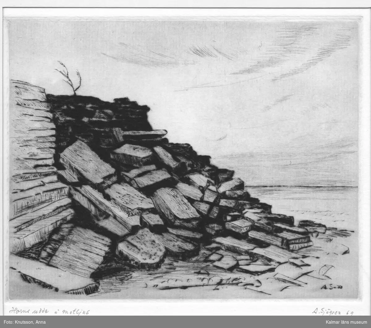 Kalkstensklippa och hav, på Horns udde, Öland. Möjligen gammalt stentag,