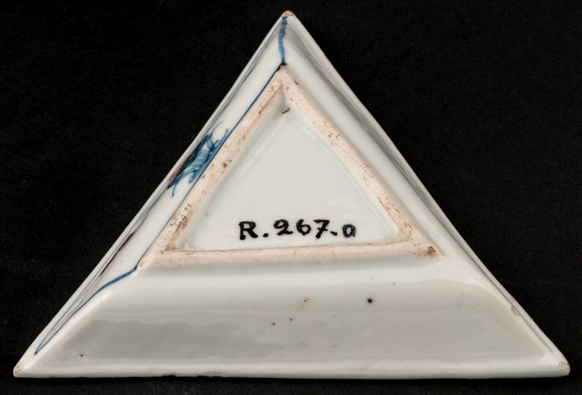 Fat, 2 st, ostindiskt porslin, trekantiga. Vit glasyr, överglasmålning; bårder och blommor i orange, grönt, blått samt guld. Längd is dan 12,5 cm. Delar av Cabaret frukostbricka. Kang Hsi 1662-1722.