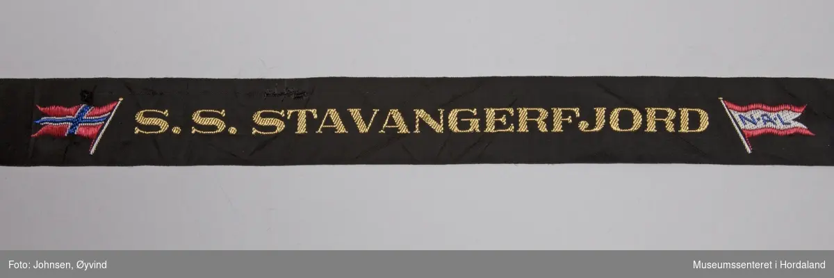 Sort luebånd S.S. Stavangerfjord med det norske flagget og NAL flagget.