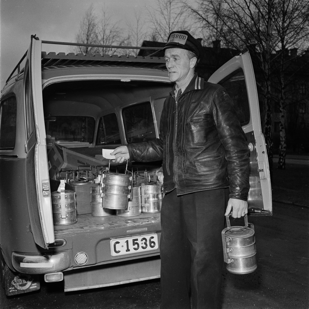 Röda Korset - stadsbud levererar mat till pensionärer, Uppsala 1957