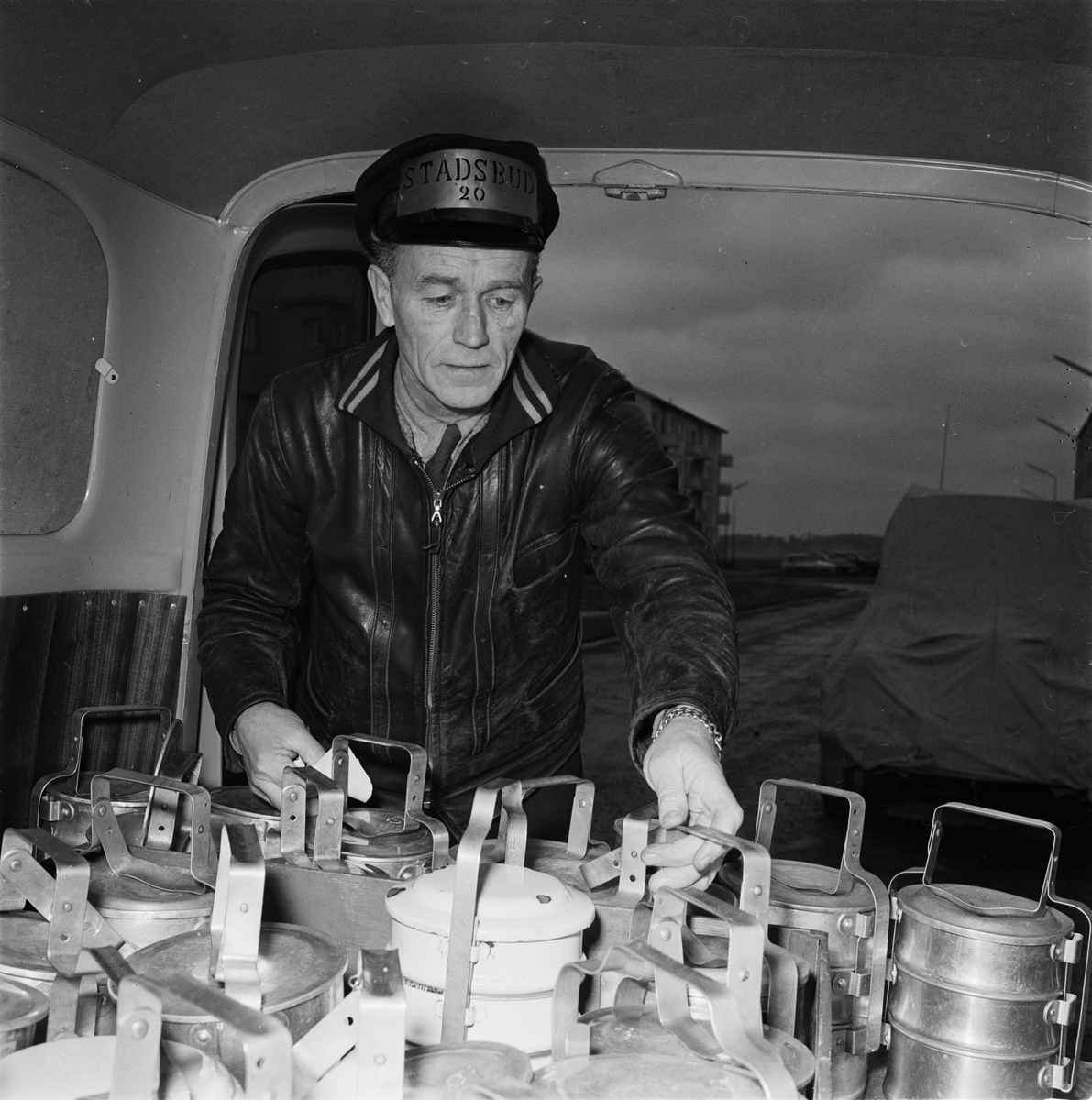 Röda Korset - stadsbud levererar mat till pensionärer, Uppsala 1957