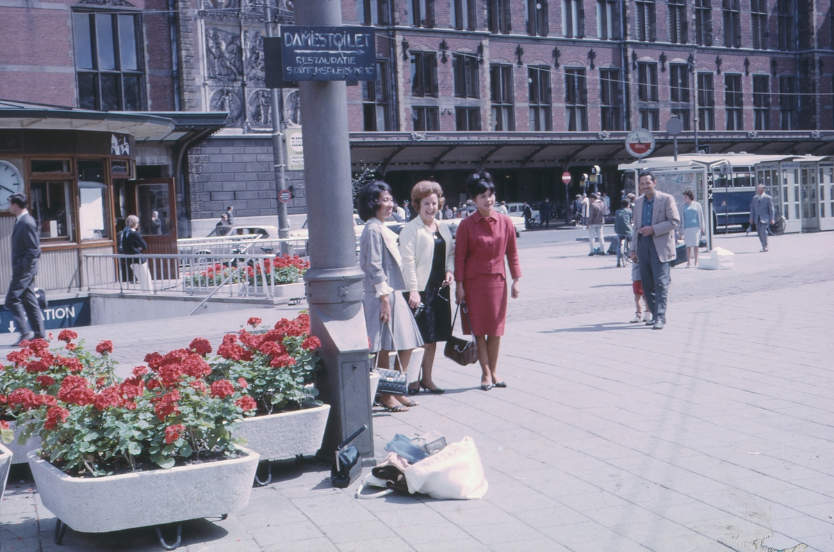 Damer framför Centralstationen