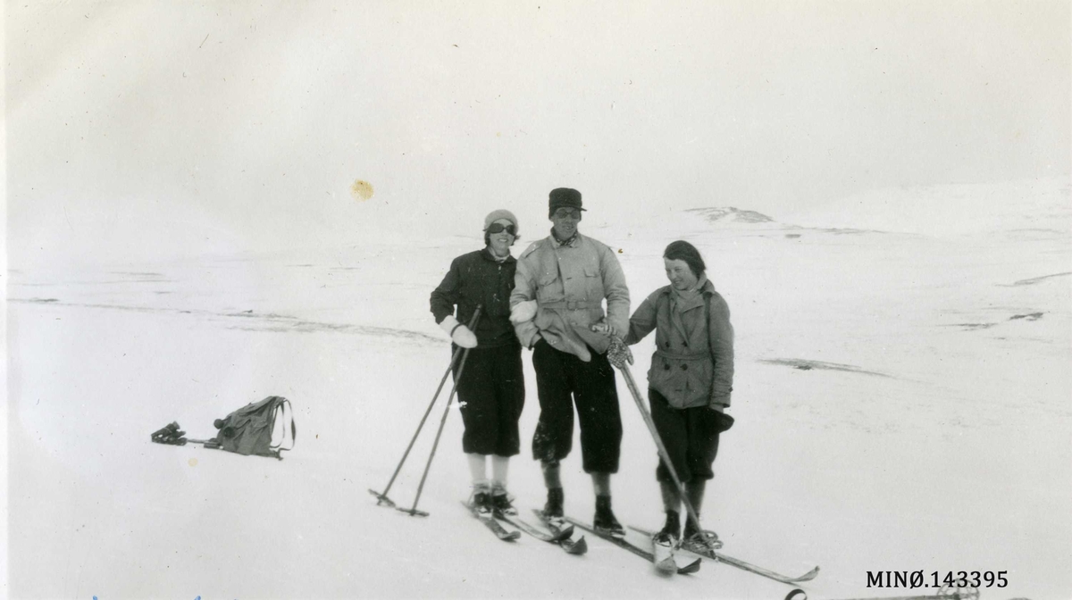 Personer på skitur. Påskeferie på Flåman. 
Ingebjørg Eide (gift Barstad), født 1902, Simon Barstad, født 1903, Jenny Sveen, født 1911. 