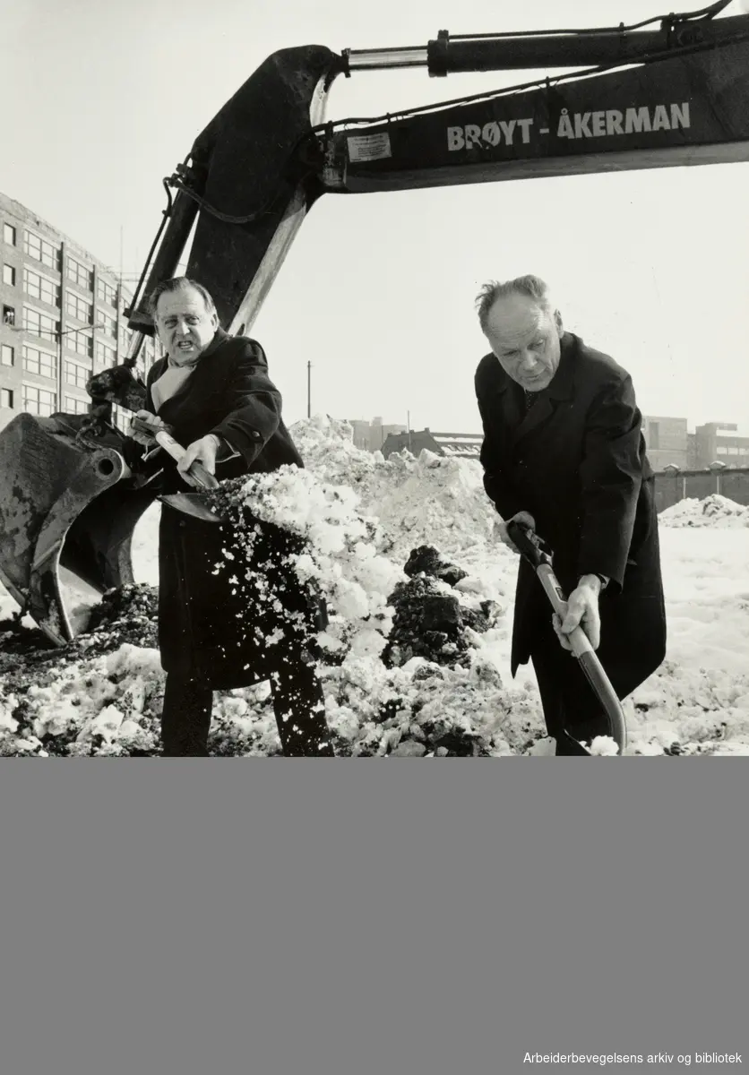 Fjellinjen ved anleggsstarten. Fra v.: Ordfører Albert Nordengen og veidirektør Eskild Jensen. Mars 1987