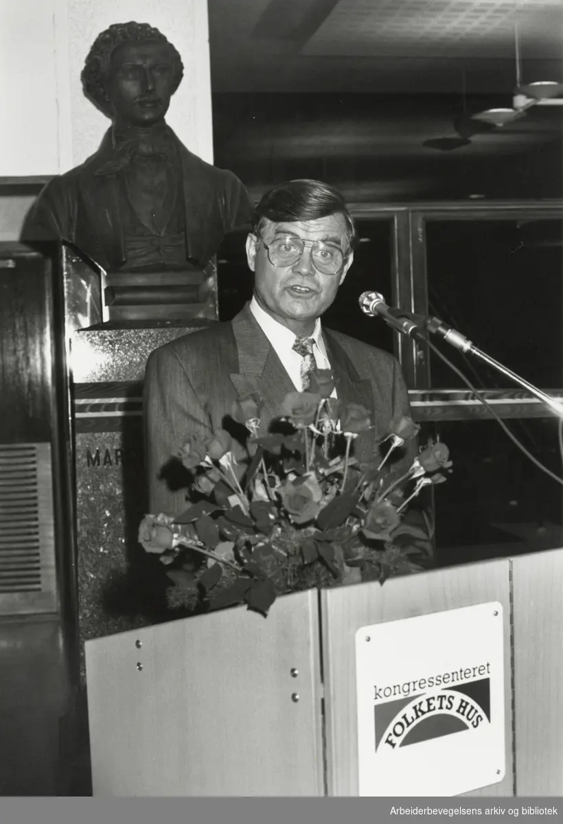 LO-formann Leif Haraldseth (1929-2019) holder åpningstalen ved innvielsen av kongressenteret under bysten av Marcus Thrane. Folkets Hus, oktober 1989.
