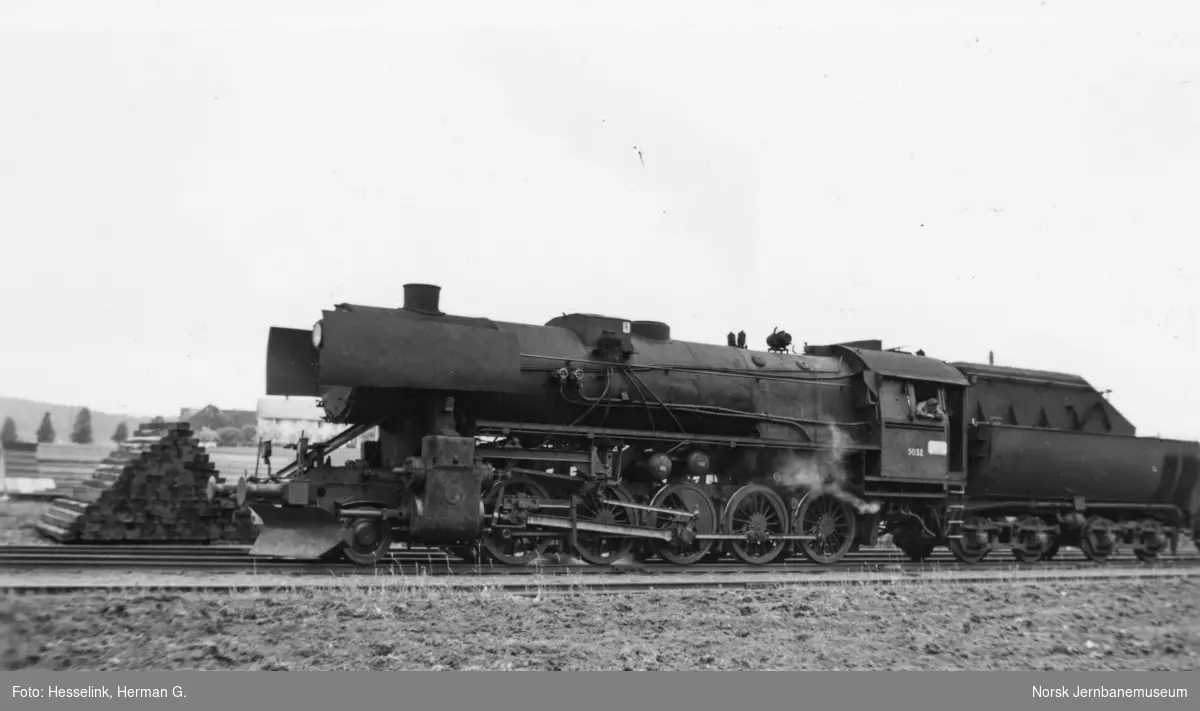 Damplokomotiv type 63a nr. 5032 på Ronglan stasjon