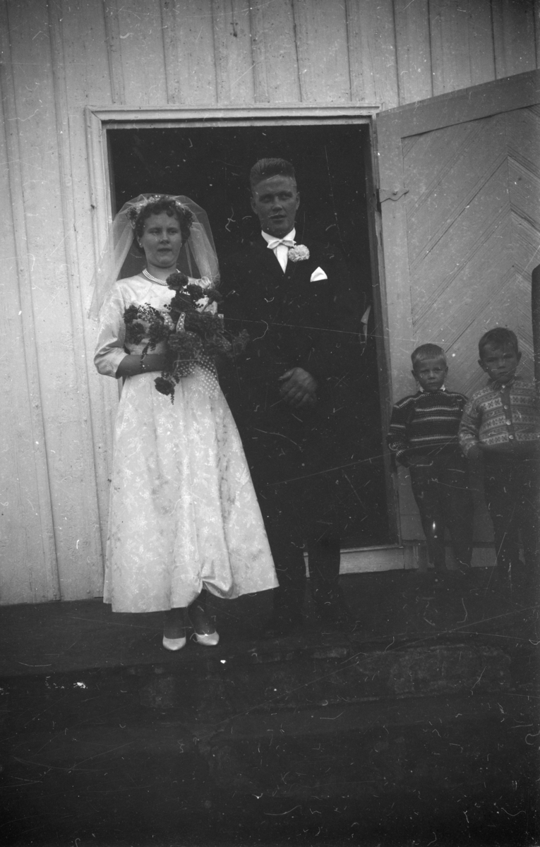 Brudeparet Astrid Rundsveen og Karl Lien i 1962 kommer ut av Vestre Gausdal kirke.