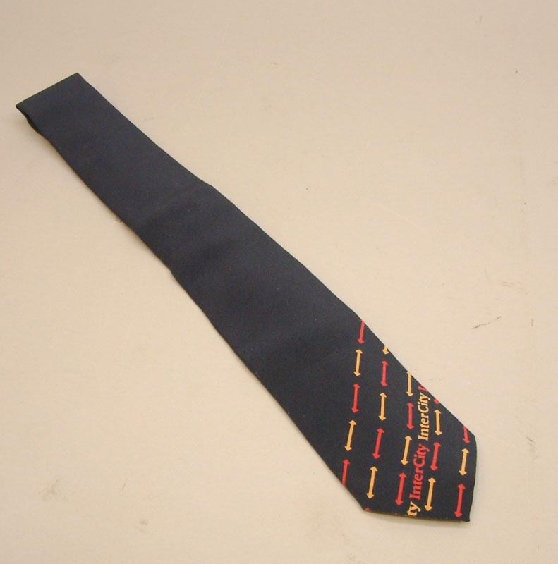 Mörkblå slips med text "InterCity" i rött och gult, samt mönster av tvåvägspilar i gult och rött.