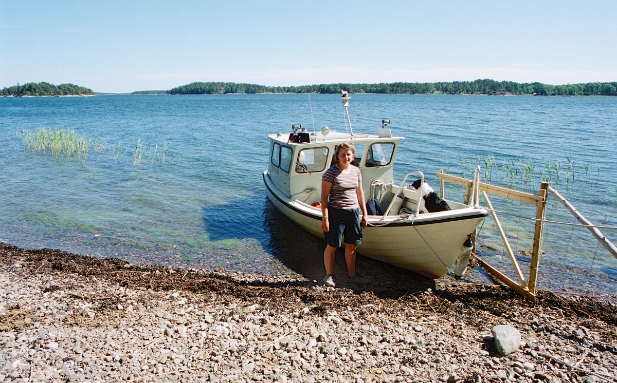 Jordbrukare Lill Schierman vid Skärgårdsstiftelsens båt, Hjälmö, Värmdö socken, Uppland 2002