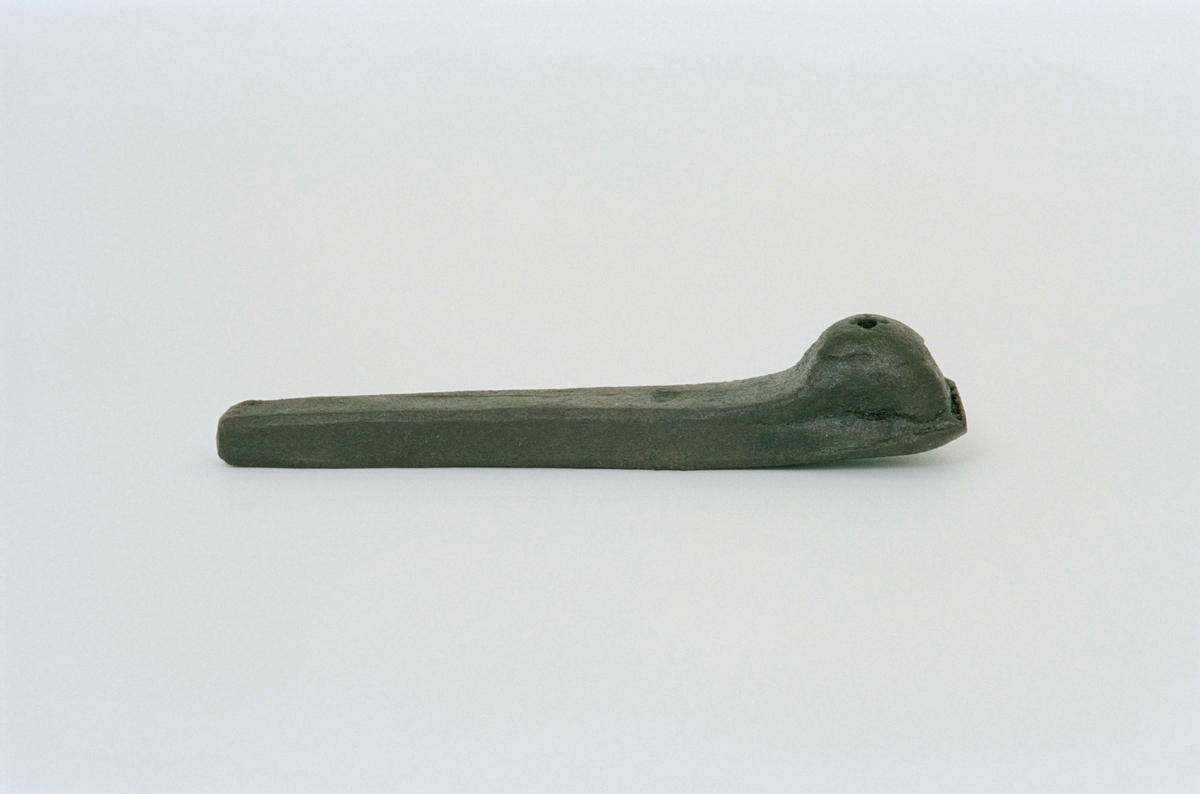 Skospikjärn - verktyg av järn; fyrkantig järnstav, i ena änden grövre och rundad med ett mindre genomgående hål.