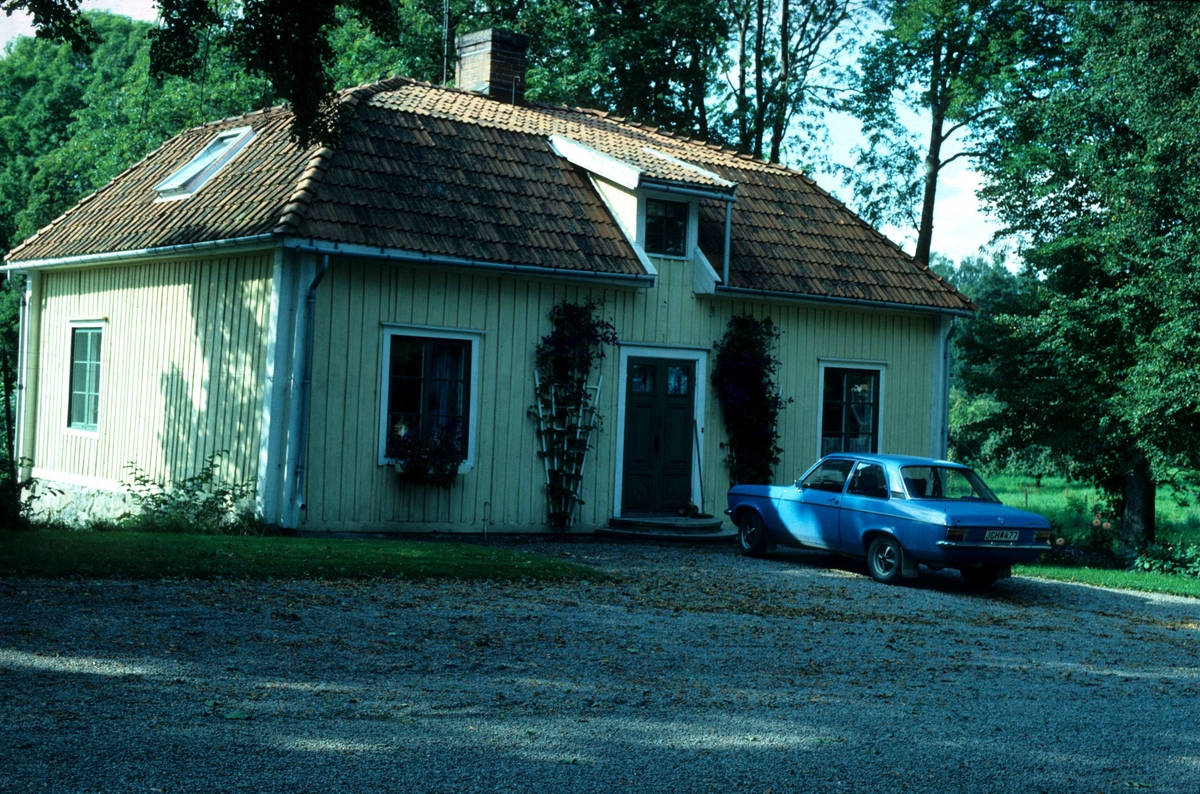 Den västra flygelbyggnaden vid Hacksta gård, Enköpings-Näs socken, Uppland 1981 - 1982