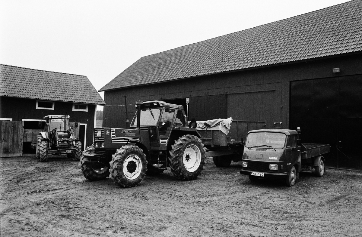 Inger och Artur Walléns traktorer och lastbil, Sävasta, Altuna, Uppland maj 1988