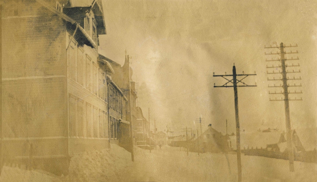 Havnegtata i Vadsø. 1917-1918 Sett fra vestsiden.