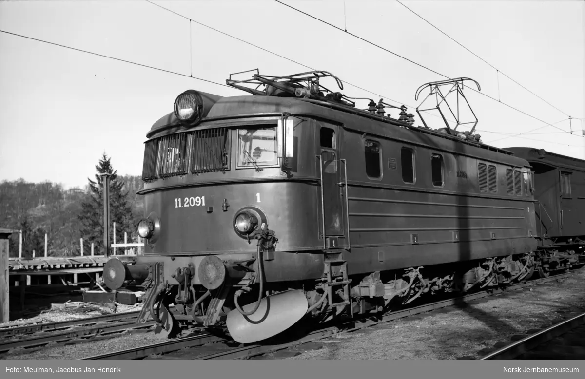 Elektrisk lokomotiv type El 11 nr. 2091 mned persontog til Bergen på Nesttun stasjon.