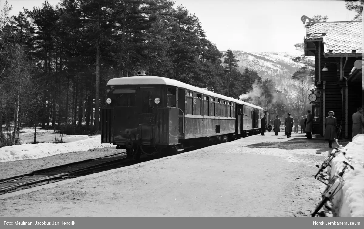 Motorvogn type Cmbo 1 nr. 2672 med tog fra Grovane på Byglandsfjord stasjon.