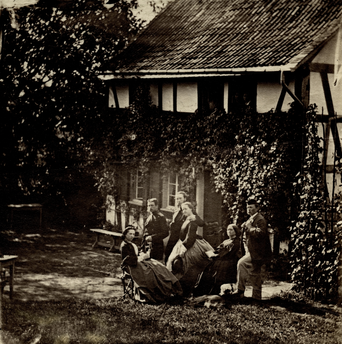 Bostadshus, sex personer framförhuset.
Ferdinand Fagerlin och familjen Ritter i Allner, utanför Düsseldorf.
Kan vara fotograferat av Wilhelmina Lagerholm när hon var där på 1860-talet.