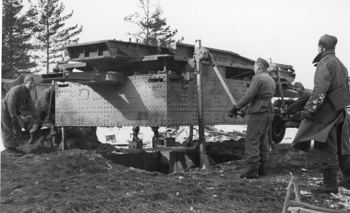 21 cm kustartilleripjäs m/42 under gruppering - Museum för rörligt ...