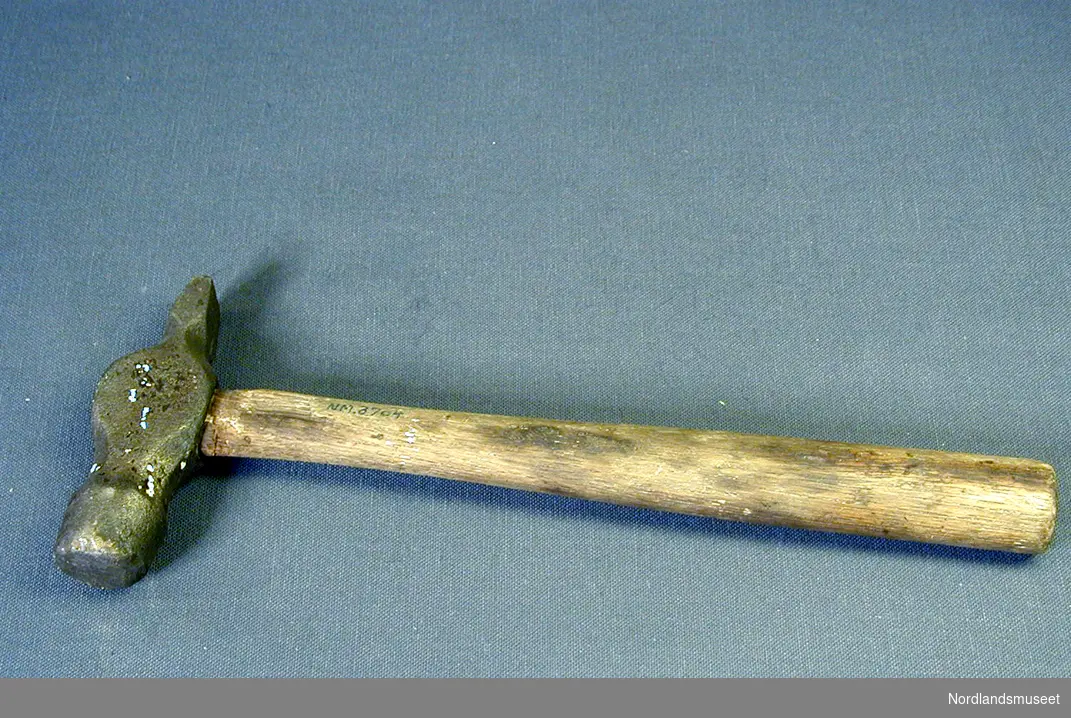 Form: Nebbhammer, med rund bane

