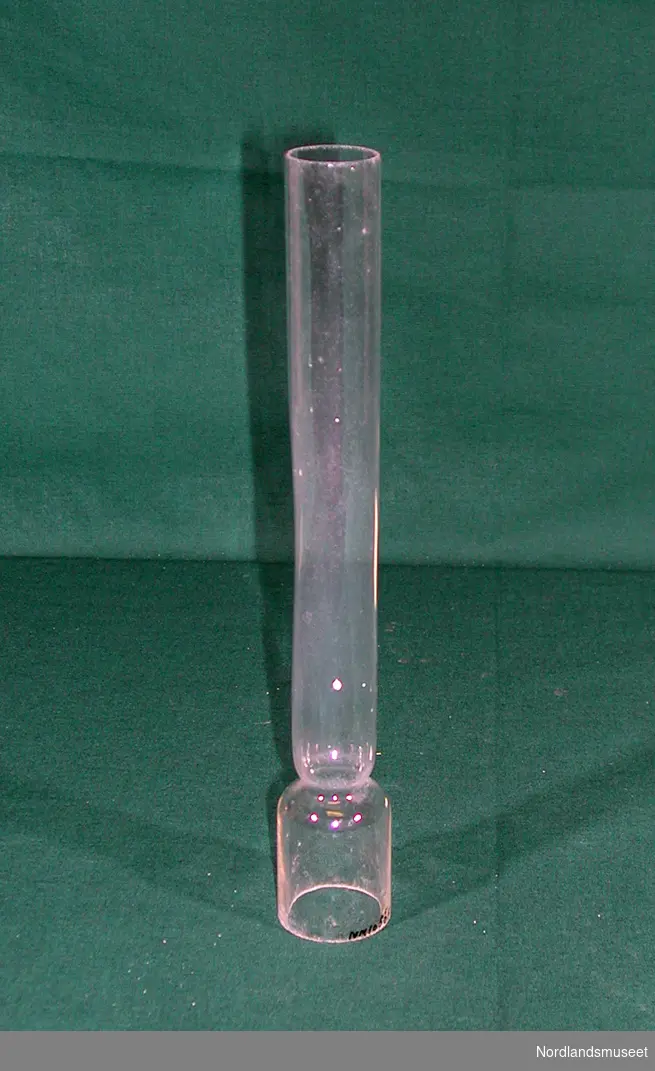 Form: Sylinder m/ utbuling nederst.
