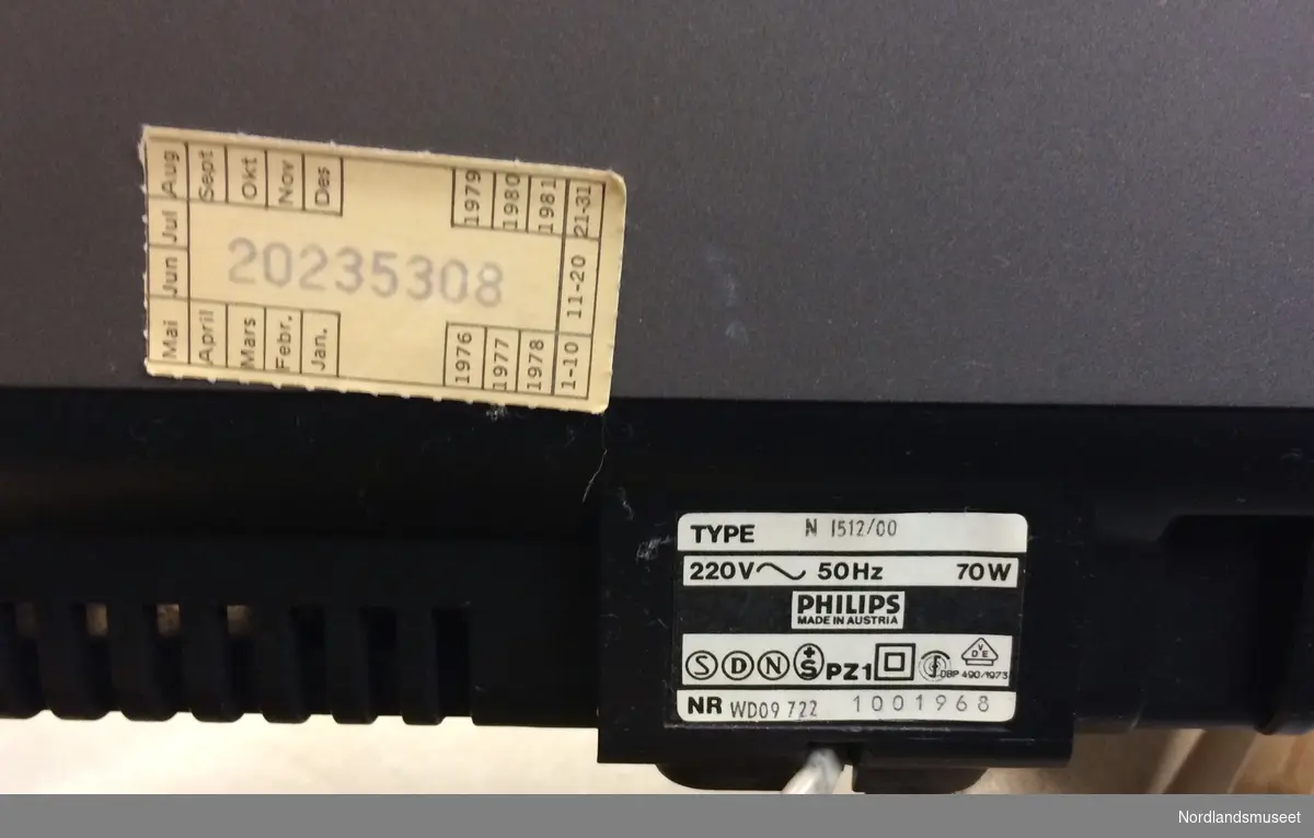 Komplett videoutstyr besående av:
- Philips video cacsette recorder N1512 (type N 1512/00,NR WD09 722 1001968
- Kamera Type LDH 0225/00 (NC 8925 022 50001 No 002546)
- 2 stk strømforsyning LDH4430/00 (no 28337 og no28464)
- Modulator LDH 4250/00 (625 L. No 8138
- 2 stk kassetter VC-60 (Scotch High Energy VCR)