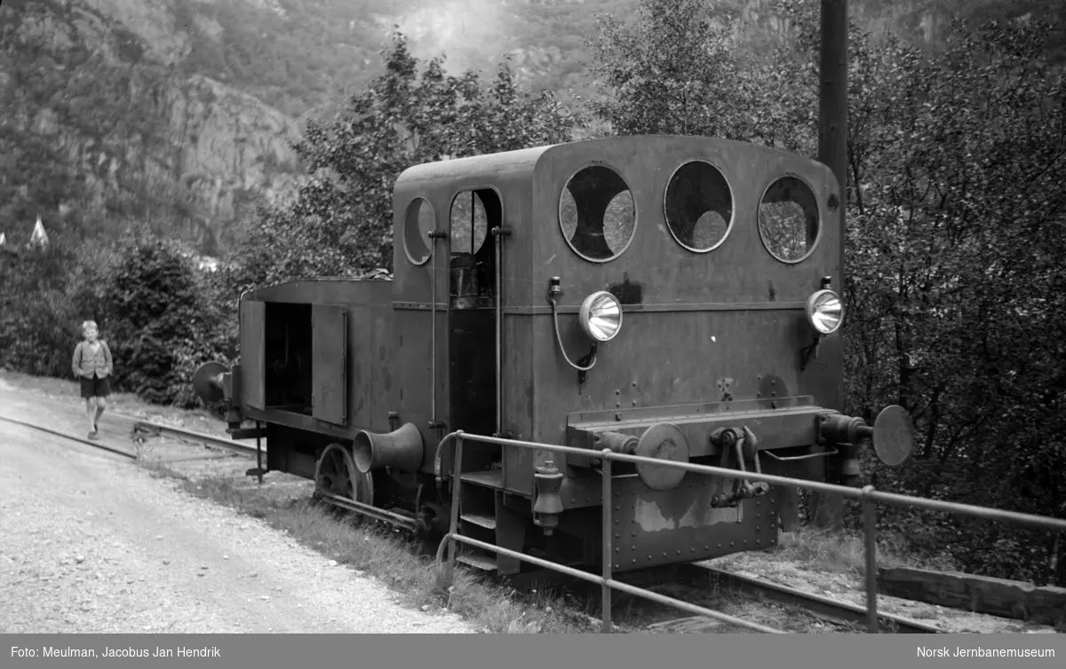 Lokomotiv med kompressor-oljemotor tilhørende Bergnshalvøens Kommunale Kraftselskap.