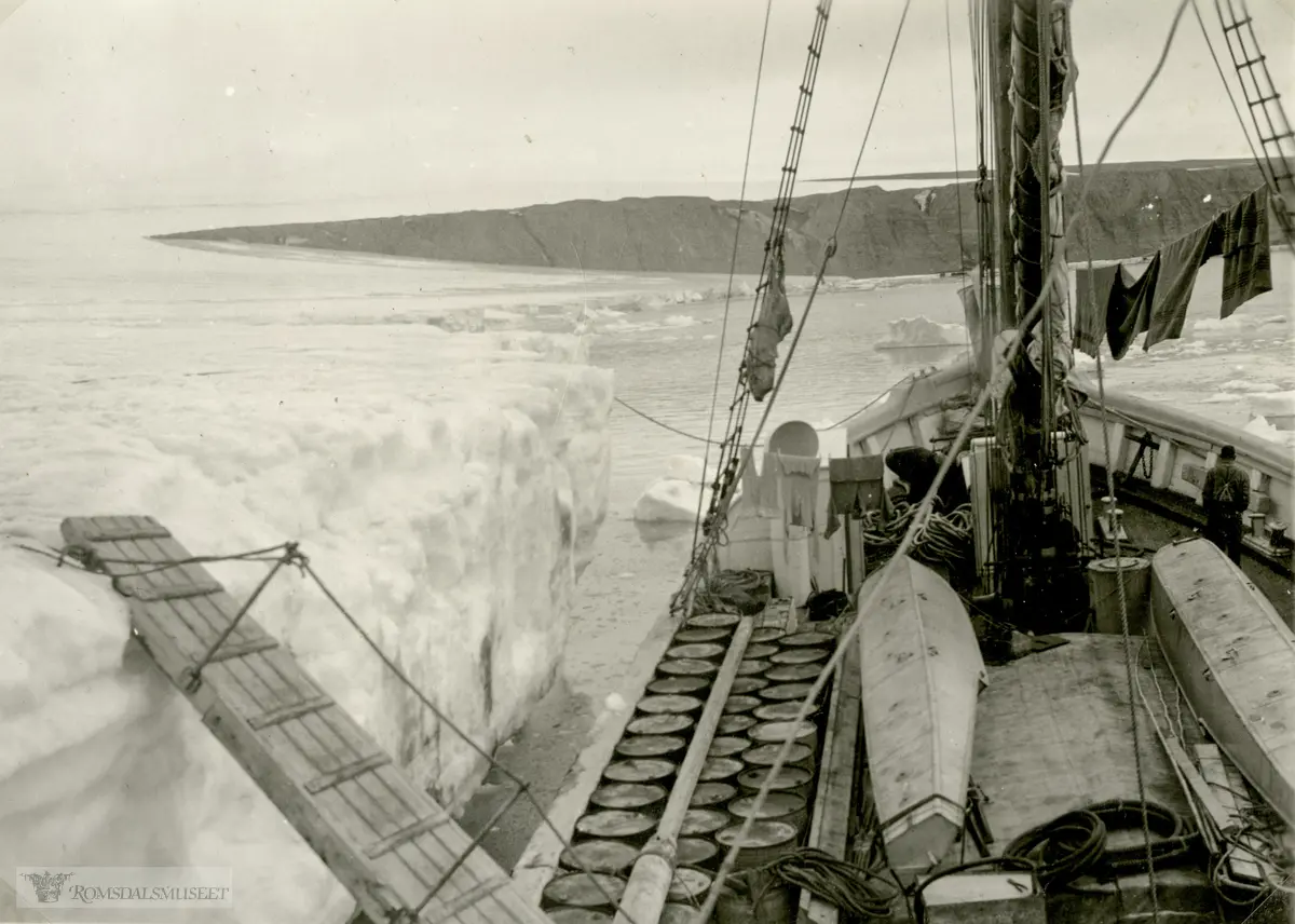 Langs isbarrieren på Snow Hill Island. Flyet er tatt i land. Ellsworth-ekspedisjonen 1933-1935. Fra Magnus Johannessens fotoalbum. Magnus Johannessen fra Ålesund var med i mannskapet ombord i ekspedisjonsskipet Wyatt Earp (eks-Fanefjord) på de to første ekspedisjonsturene til Antarktis.