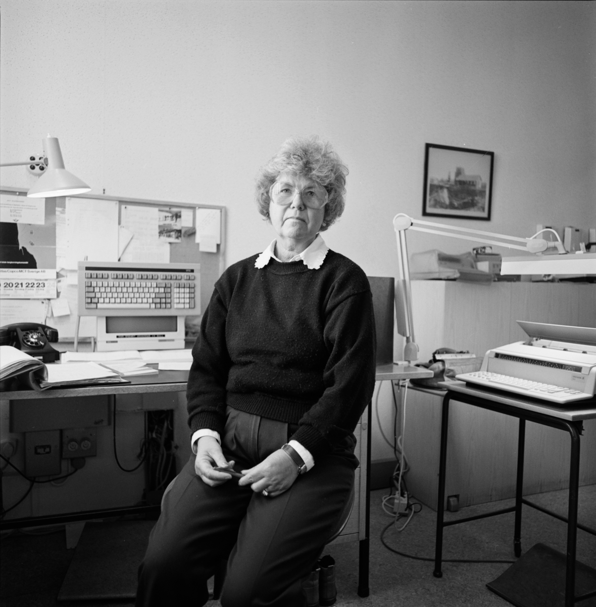Växeltelefonisten på sitt kontor, Gruvkontoret, Dannemora Gruvor AB, Dannemora, Uppland hösten 1991