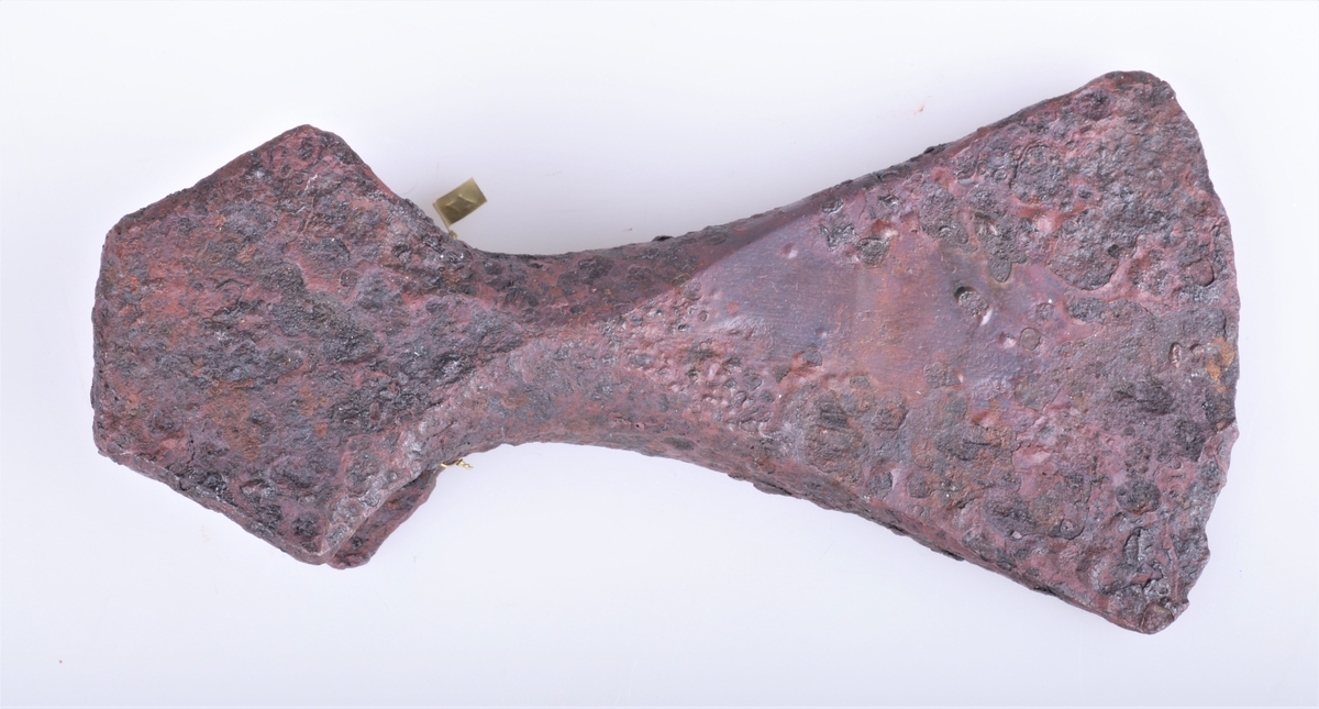 Øks av jern fra vikingtiden, type G fra Jan Petersens "De norske vikingesverd". Gravfunn fra vikingetiden fra Dyste, Kolbu.