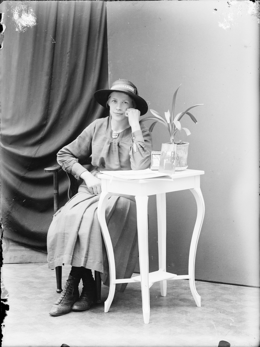 Ateljéporträtt - kvinna i hatt, Alunda, Uppland