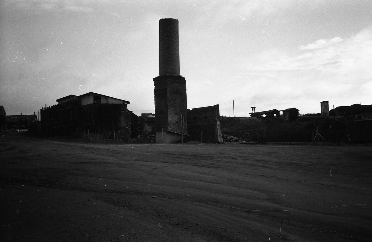 Serie bestående av 12 sv/kv foto av ruinen av smeltehytta før oppstart av bygging av det nye museet på Malmplassen, Røros
