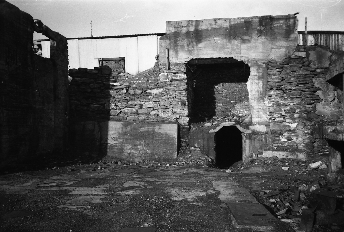 Serie bestående av 12 sv/kv foto av ruinen av smeltehytta før oppstart av bygging av det nye museet på Malmplassen, Røros
