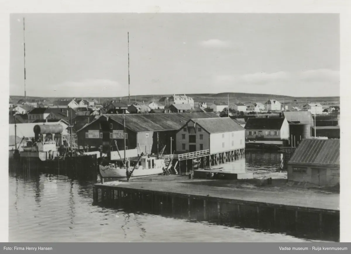 Deler av havneområdet i Vadsø, 1930-tallet. Dampskipskaia i forkant. H.F Esbensens lager midt i bild