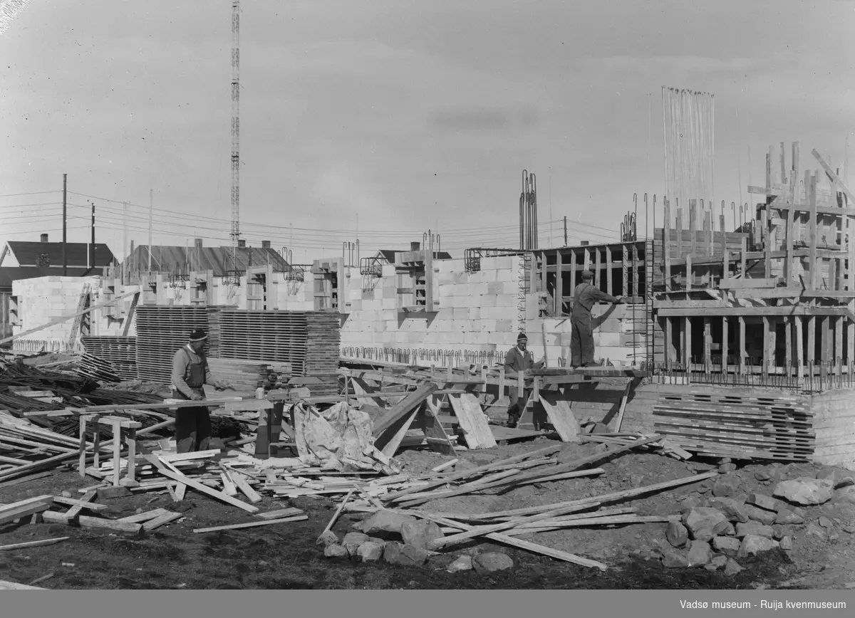 Vadsø 19.5.1956.Kirka er under bygging.