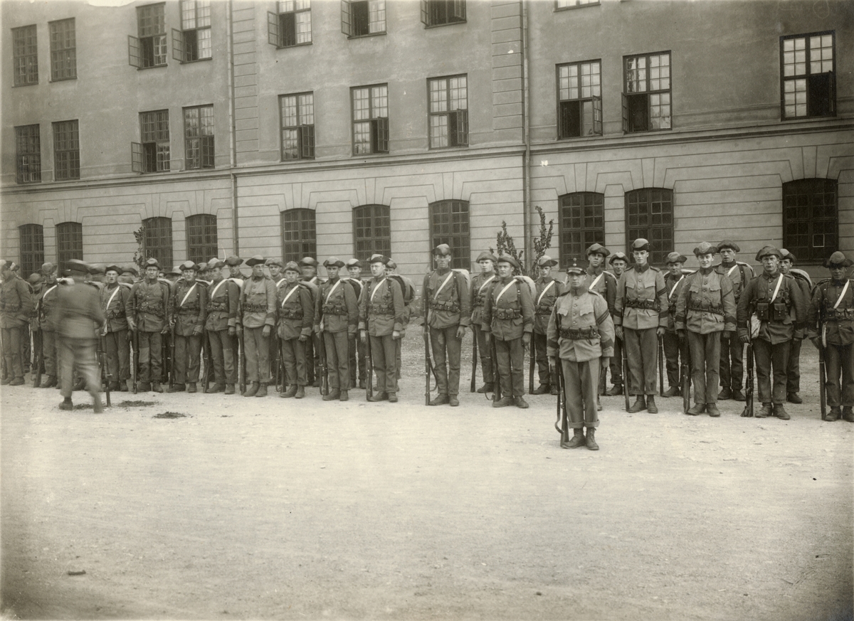 Bildtext: "Grenadjärkompani utanför II. bataljon. I 26 1925."