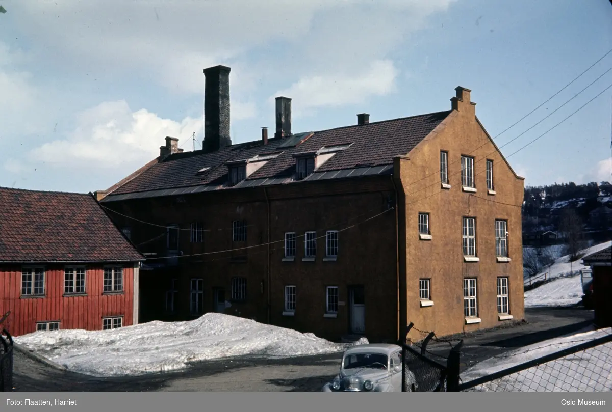 Kværner Brug, fabrikkbygninger, gjerde, bil, snø