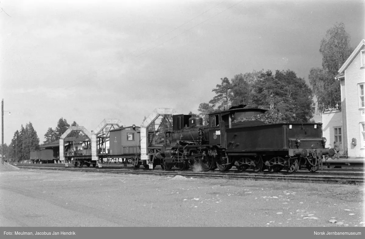 Damplokomotiv type 27a nr. 254 med NSBs profilmålevogn Rpo nr. 738 på Rena stasjon.