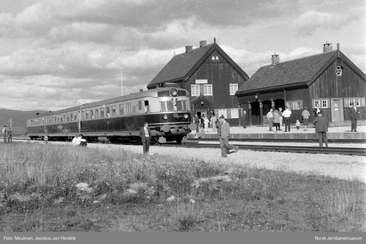 Dovreekspressen med dieselmotorvognsett type 88 på Fokstua stasjon.