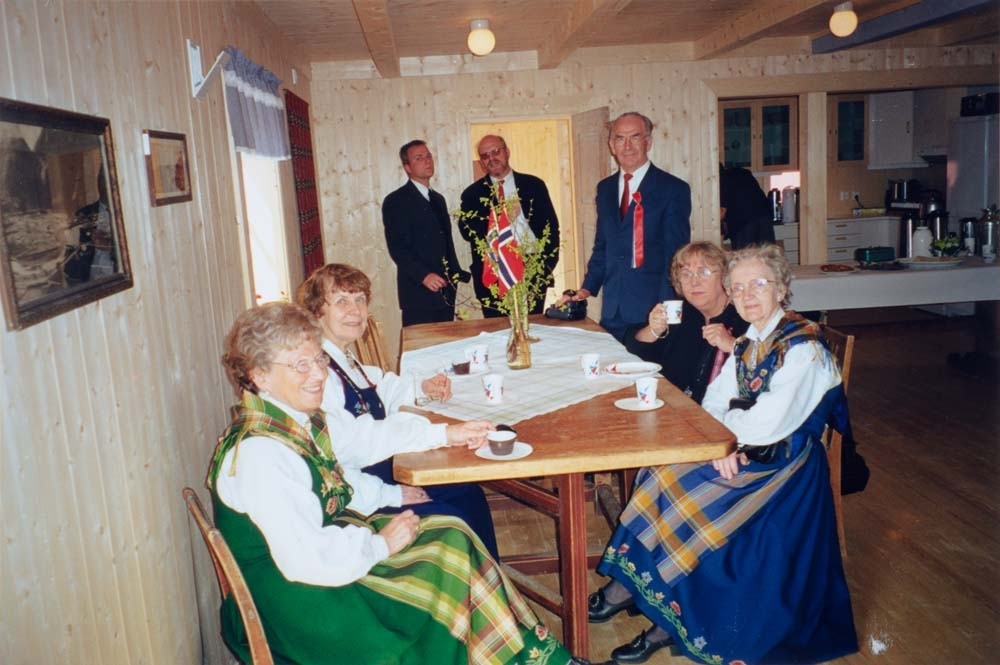 17. mai 1999 på Bygdesamlinga. F.v. Åse F. Steinrud, Hildur Bygdås, Per E. Steinrud, Hans Pedersen, Reidar Johansen, Brynhild B. Bing, Nora Johansen.