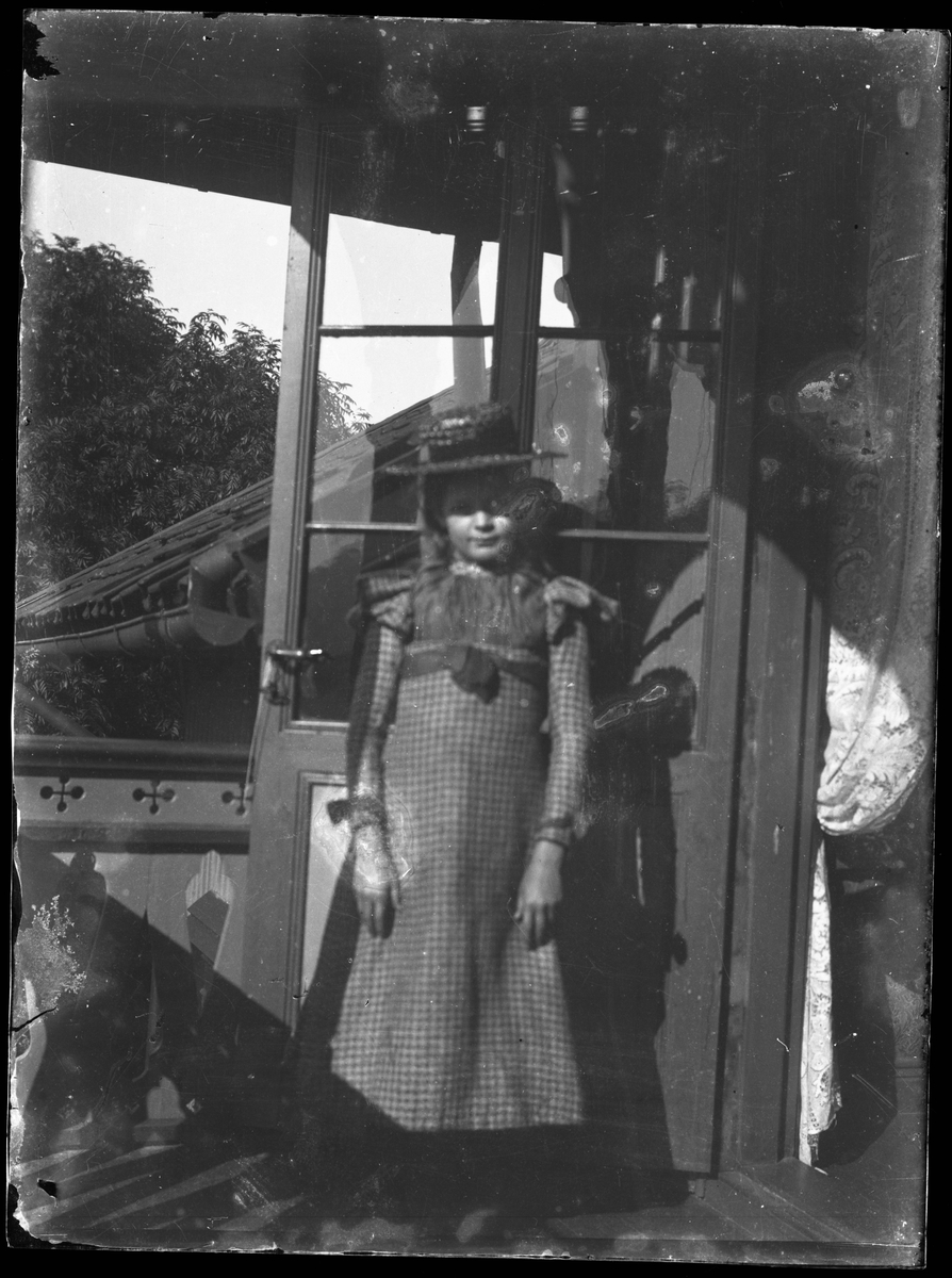 Foto av jente på Veranda på 1890-tallet

Antatt fotosamling etter Anders Johnsen.