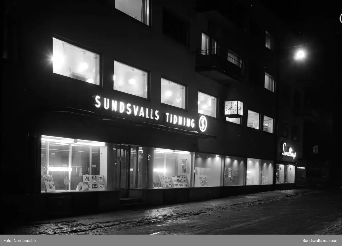 Sundsvalls Tidnings skyltfönster på Trädgårdsgatan 27. Längst till höger Sundlings matvaruaffär.