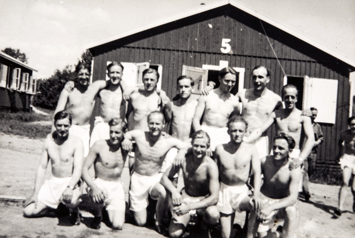 Gruppeportrett av norske polititropper i shorts i Sverige under 2. verdenskrig.
