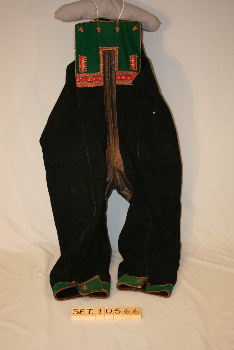 Lang bukse med klaff, skinn bak, grøne kantingar, brodert