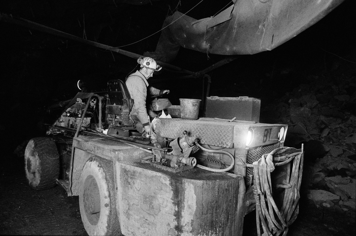 Raslastare Tore Norbäck vid borraggregatet, gruvan under jord, Dannemora Gruvor AB, Dannemora, Uppland 28 februari 1992