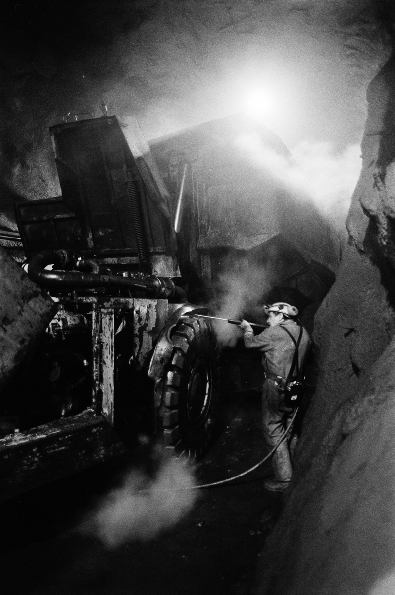 Den sista arbetsdagen - rengöring av däck på lastmaskin, gruvan under jord, Dannemora Gruvor AB, Dannemora, Uppland 31 mars 1992