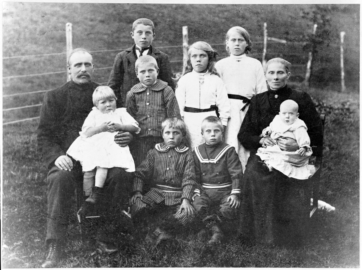 Familien Groven tatt på Grova i Bjugn.