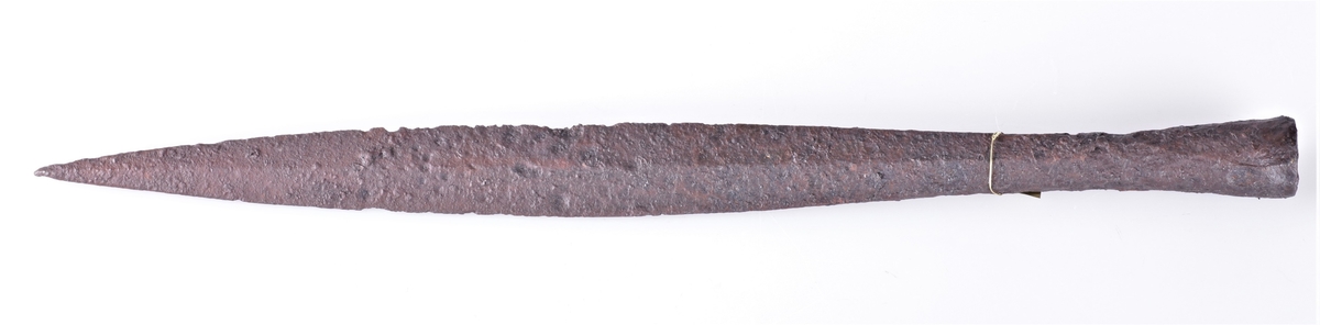 Spydspiss av jern av typen Rygh 517, men uten de innsmidde furer på falen. Gravfunn fra vikingetiden fra Dyste, Kolbu.
