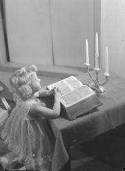 Jente med bibel fotografert til Adresseavisens julenummer